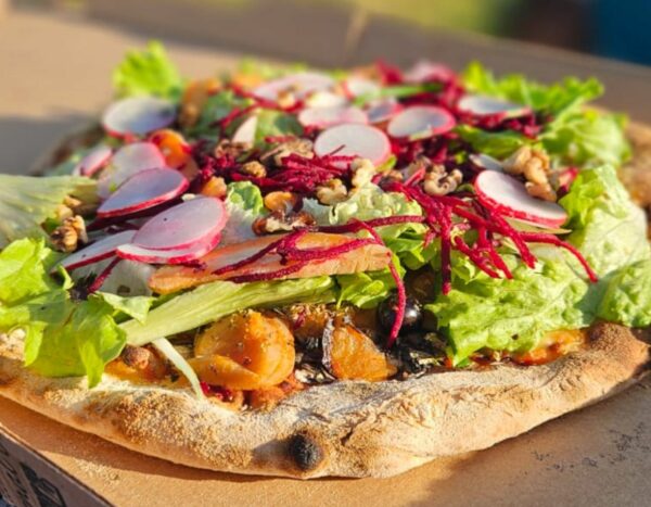 Pizza en plein air avec une bonne lumière